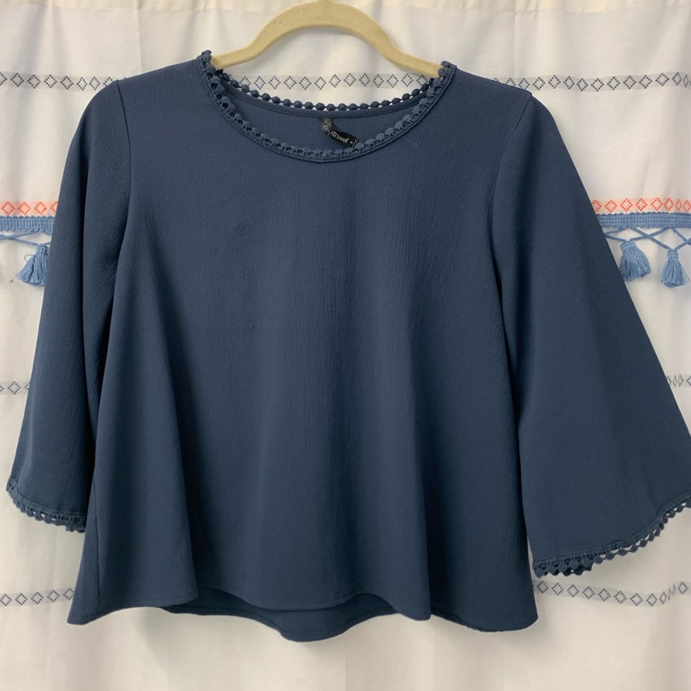 CROPPED BLOUSE WITH MID-LENGTH BELL SLEEVE